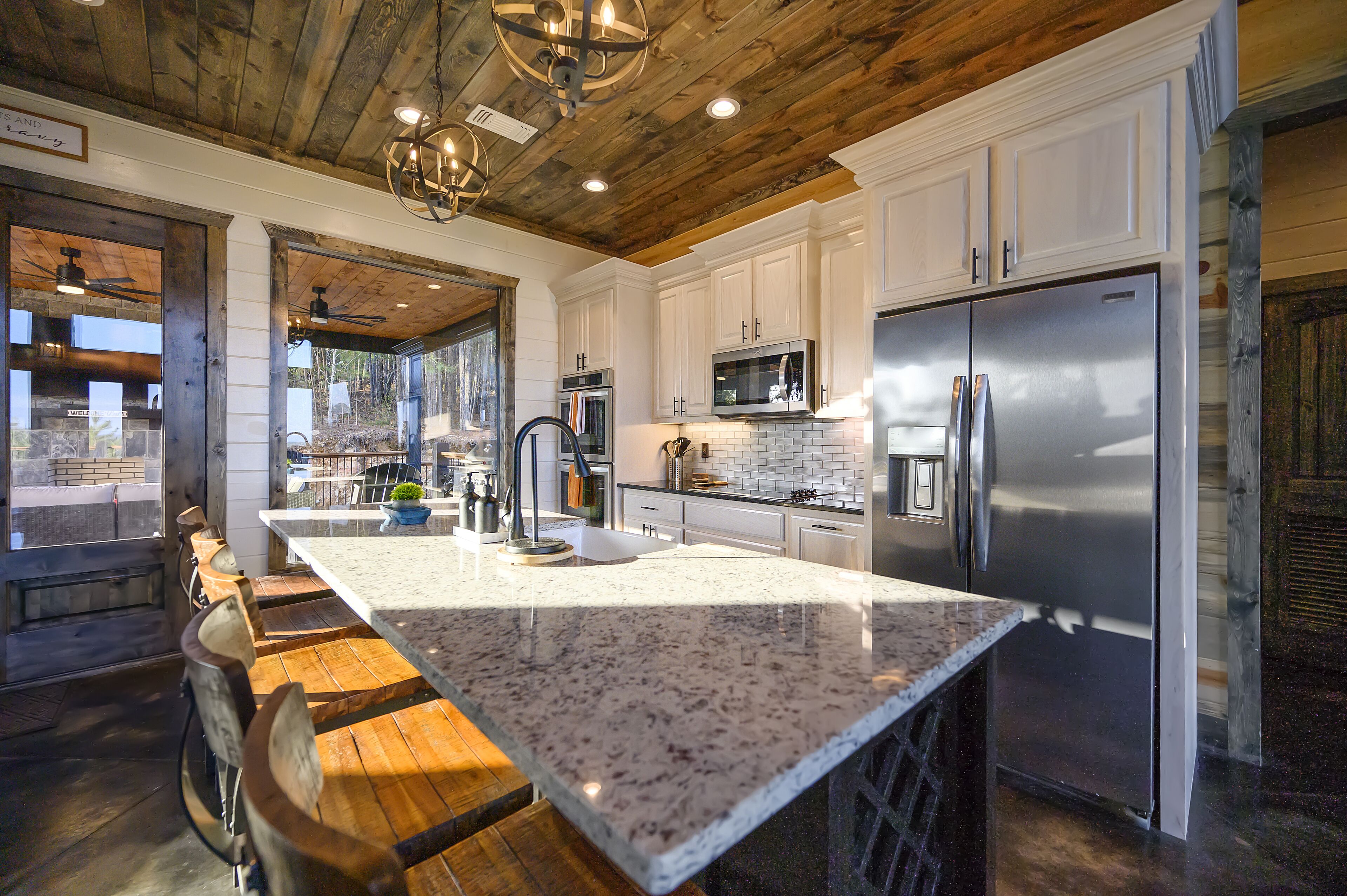 NEW! Ace of Spades - Mountain View Cabin w/ 5 King Bedrooms, Pool Table, Arcade