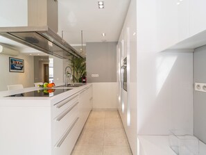 Réfrigérateur, micro-ondes, four, lave-vaisselle