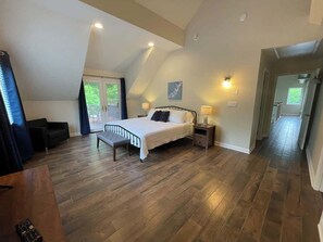 4 bedrooms, desk, iron/ironing board, free WiFi - House at Maple Ridge, perfect for long stays. (Monaca)