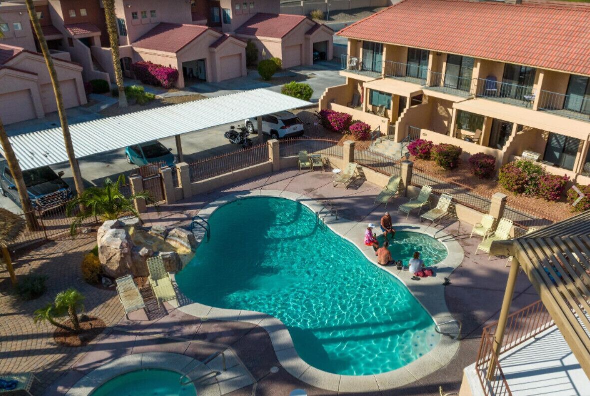 NEXT DOOR TO ROTARY PARK AND THE LAKE!!