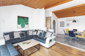Smart TV - Great location,  in the very center, a step away from the promenade by the sea (Bol)