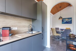 Fridge, oven, stovetop, dishwasher - Great location,  in the very center, a step away from the promenade by the sea (Bol)