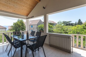 Outdoor dining - Great location,  in the very center, a step away from the promenade by the sea (Bol)