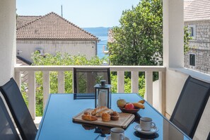 Outdoor dining - Great location,  in the very center, a step away from the promenade by the sea (Bol)