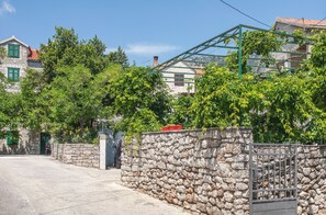 Exterior - Great location,  in the very center, a step away from the promenade by the sea (Bol)