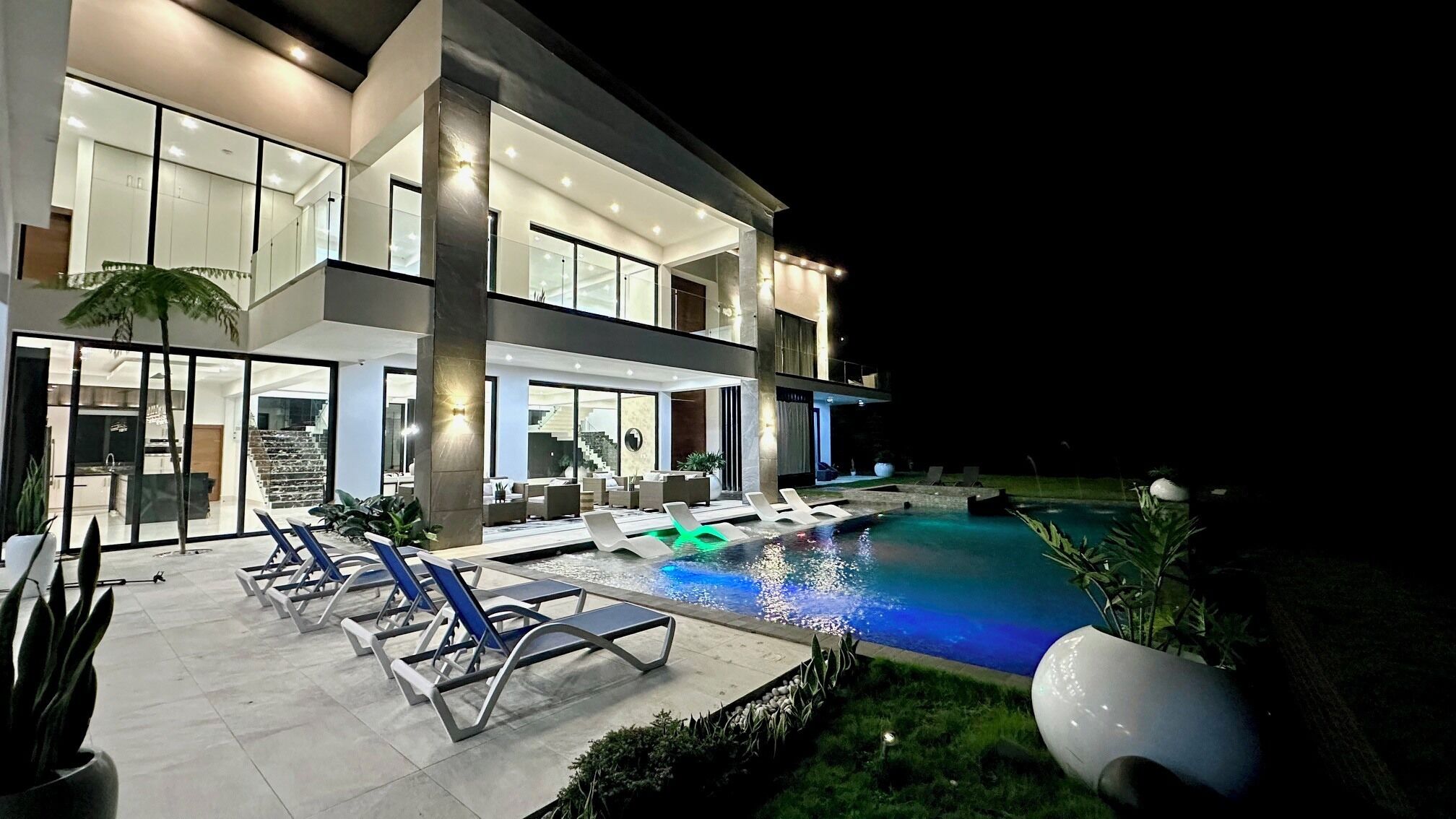 Alberca al aire libre y alberca climatizada