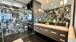 Banheira de hidromassagem, secador de cabelo, toalhas de banho, sabonete