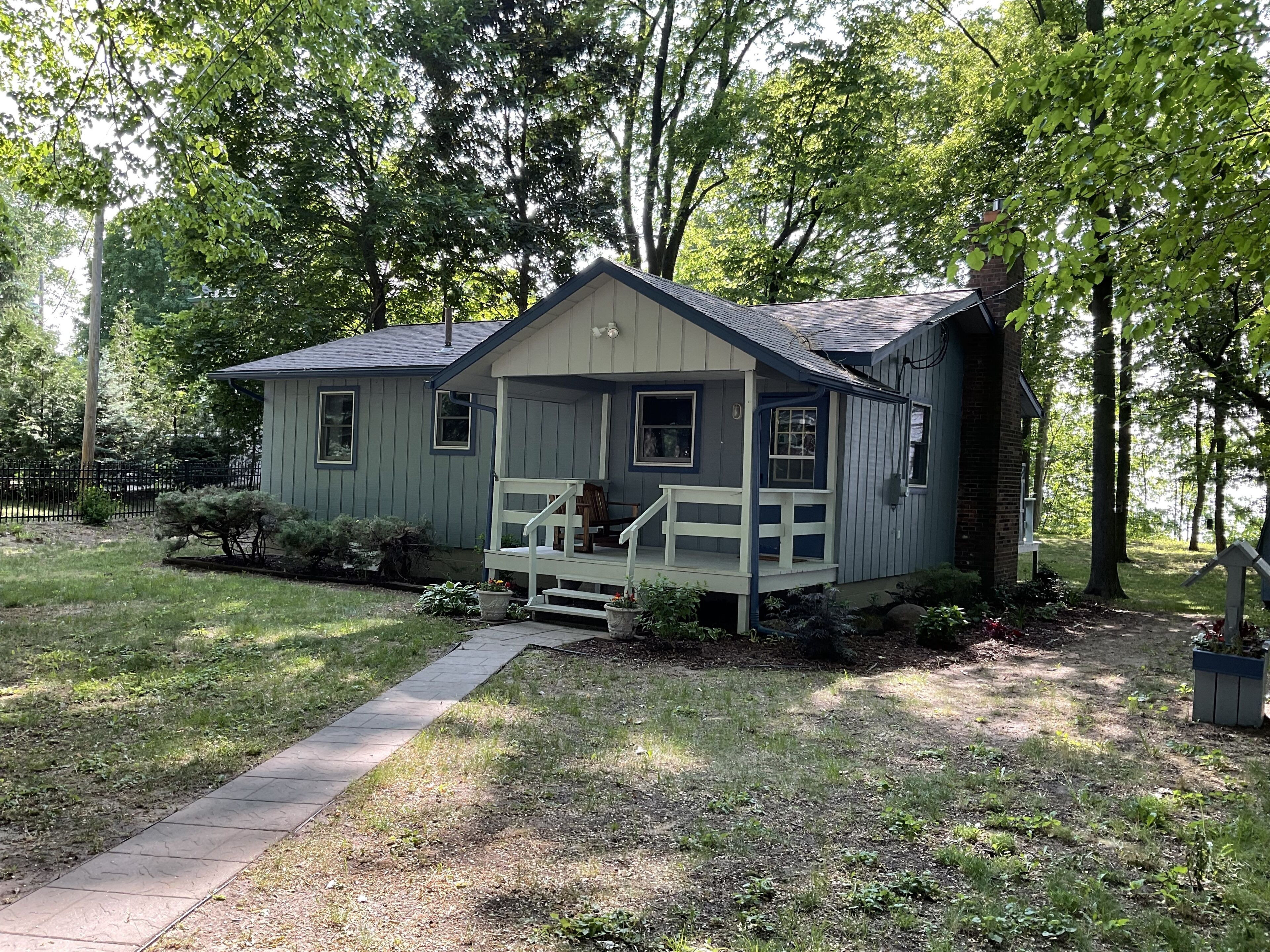 Updated lakefront cottage - beautiful views! Walk to beach!