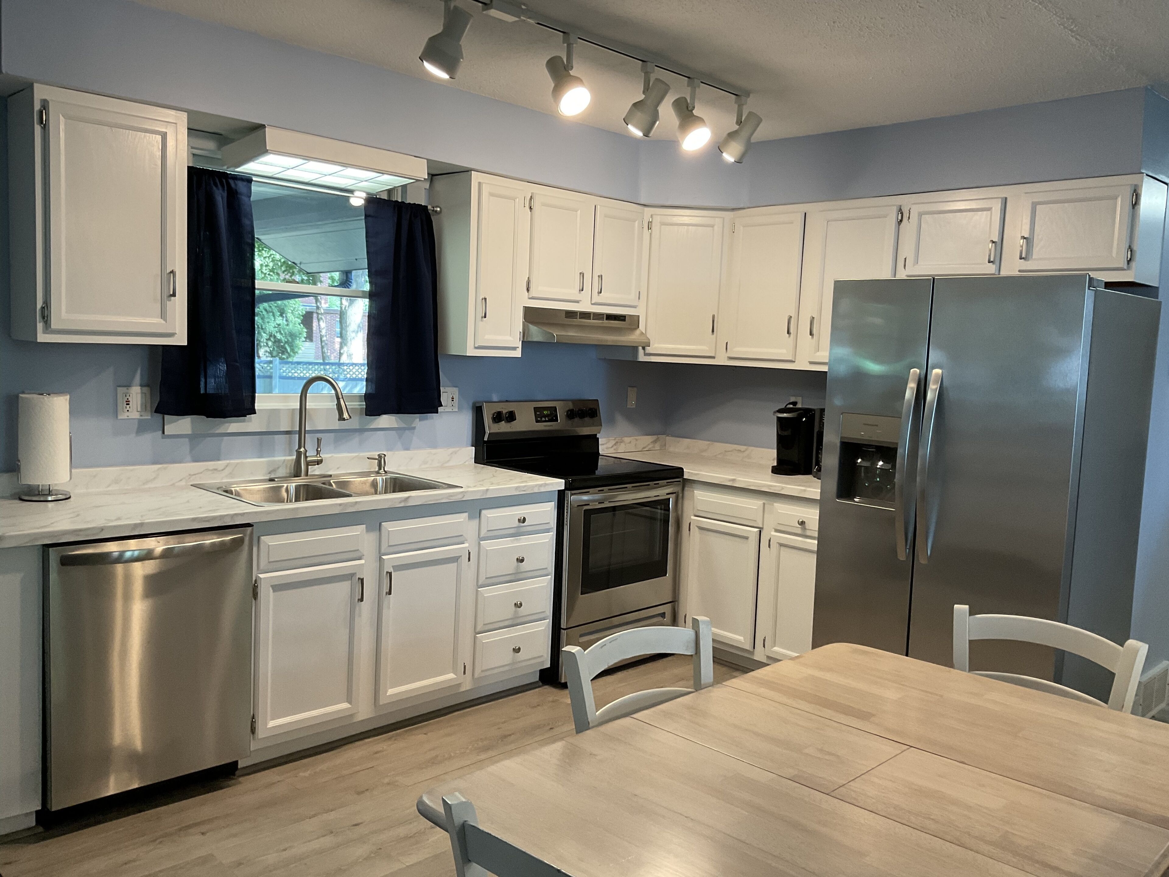 Updated lakefront cottage - beautiful views! Walk to beach!