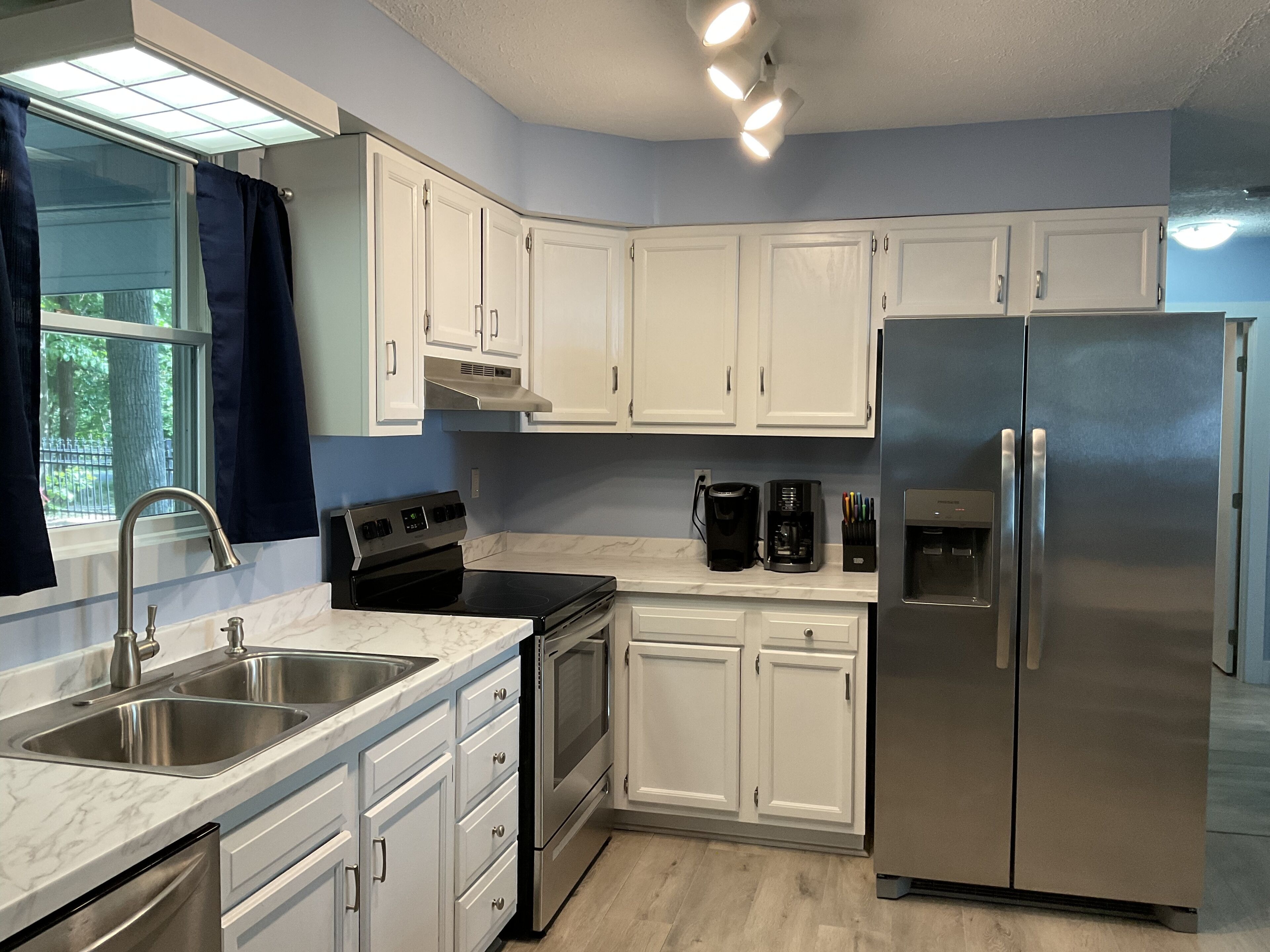 Updated lakefront cottage - beautiful views! Walk to beach!