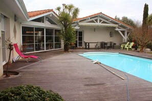 Piscine intérieure, piscine extérieure