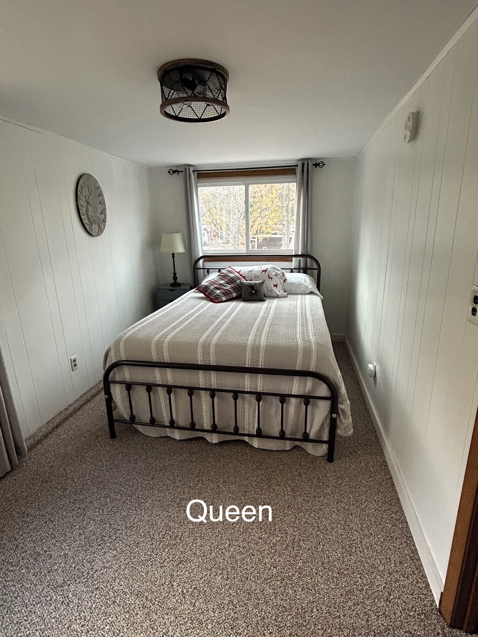 4 bedrooms, desk, iron/ironing board, travel crib