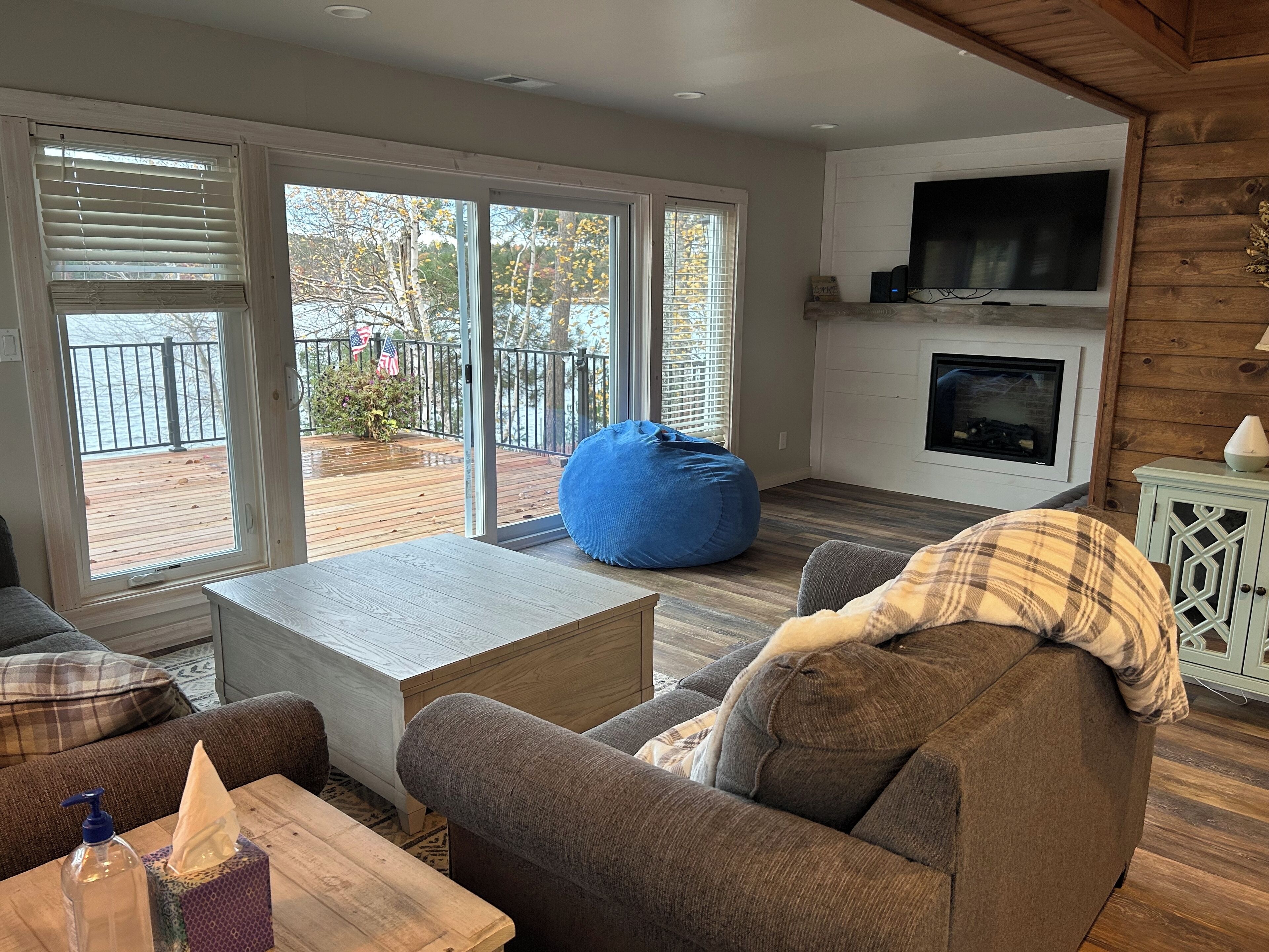 Lake Nokomis 4-bedroom Lakeside Spacious Cottage