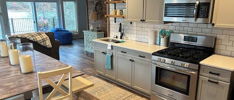 Geladeira, micro-ondas, fogão, cooktop