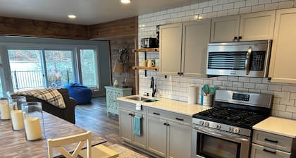 Lake Nokomis 4-bedroom Lakeside Spacious Cottage