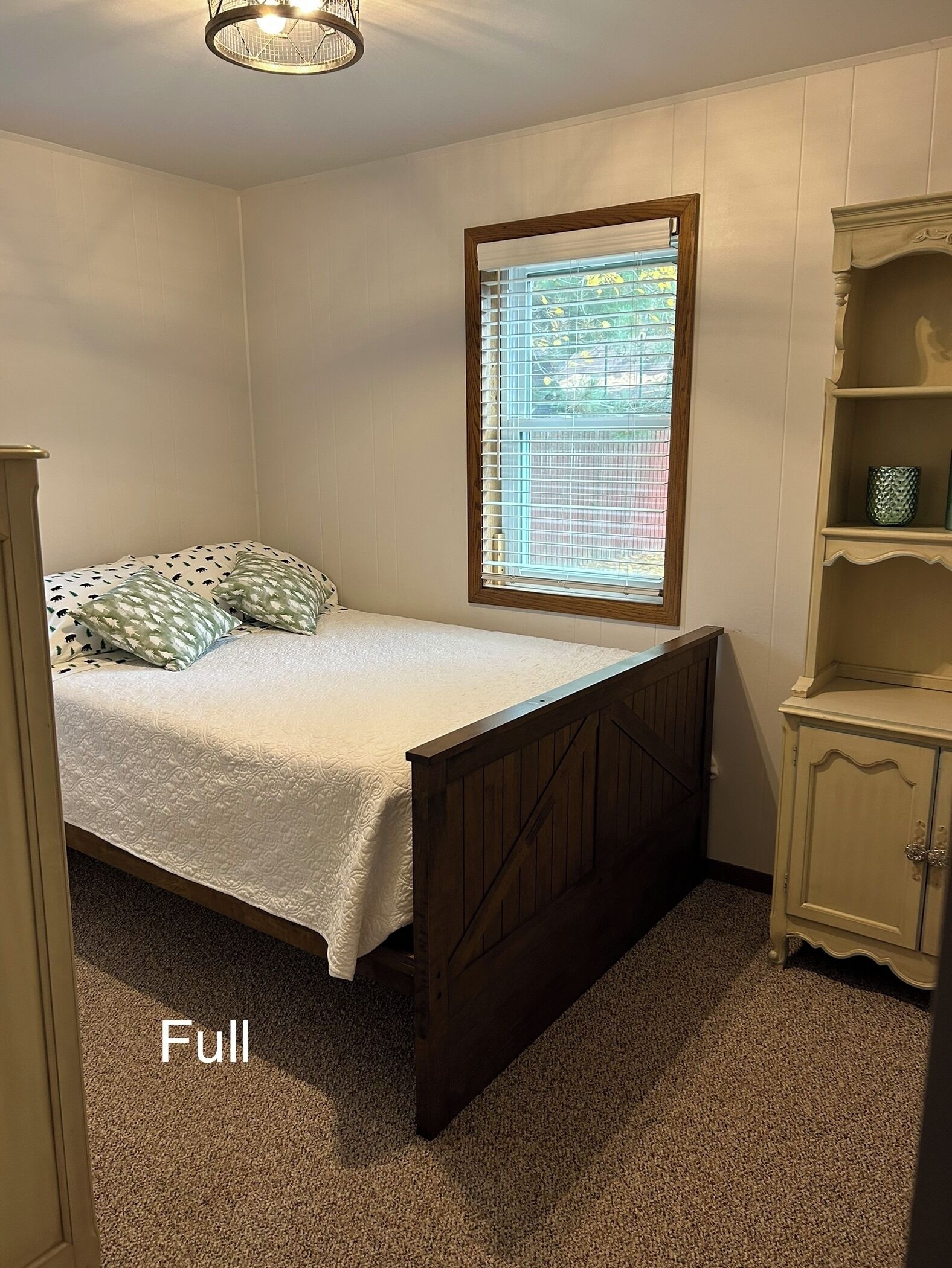 4 chambres, bureau, fer et planche à repasser, lit parapluie