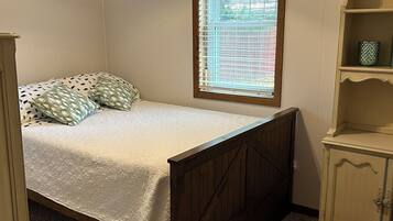 4 chambres, bureau, fer et planche Ă repasser, lit parapluie