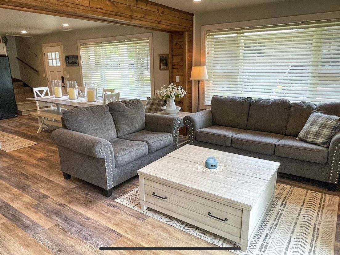 Lake Nokomis 4-bedroom Lakeside Spacious Cottage