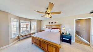 4 bedrooms, iron/ironing board, internet, bed sheets