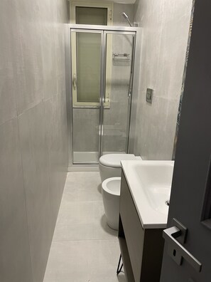 Dutxa, assecador de cabells, bidet i tovalloles 