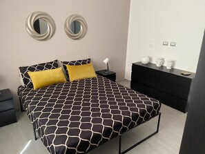 2 bedrooms, bed sheets - 5 minutes to beach. Remodeled family friendly (Sciacca)