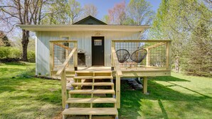 A small, single-story building with a front porch and a staircase leading to a door. - Mid-Century Modern Fayetteville Home Close to Town (Fayetteville)