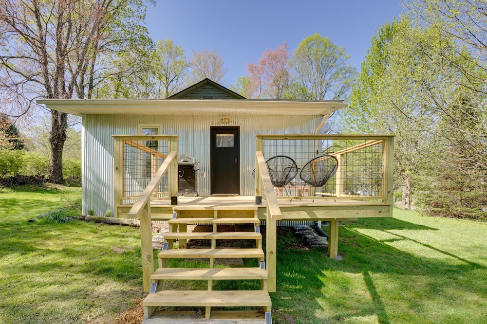 Mid-Century Modern Fayetteville Home, Walk to Town