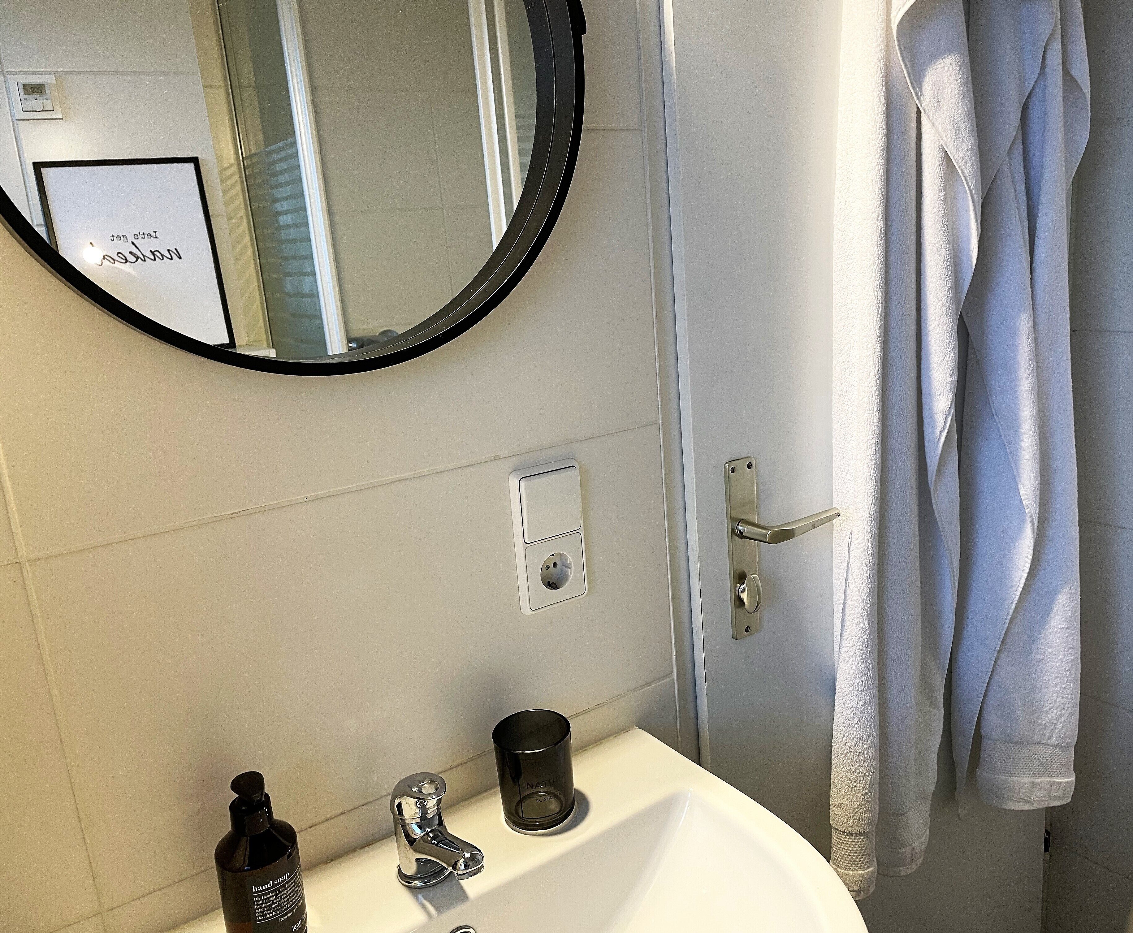 Dusj, hårføner, håndklær og såpe