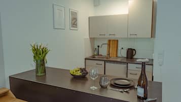 Kühlschrank, Herdplatte, Wasserkocher, Toaster