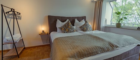 1 bedroom, desk, WiFi, bed sheets