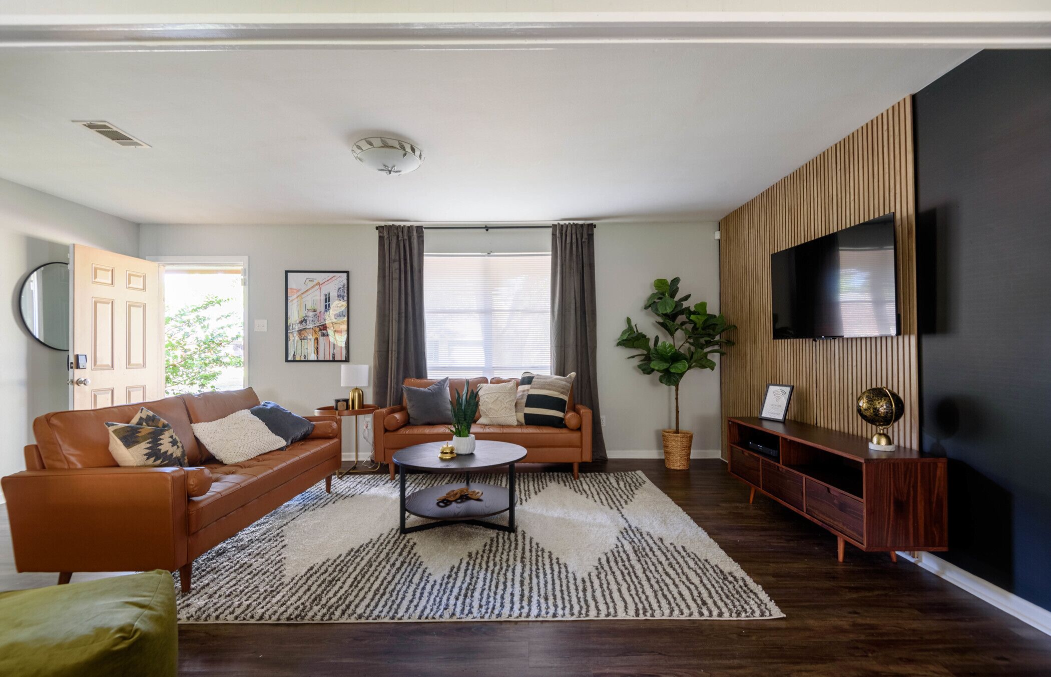 ☑️ Centrally located
☑️ KING BEDS
☑️ Fast Wifi