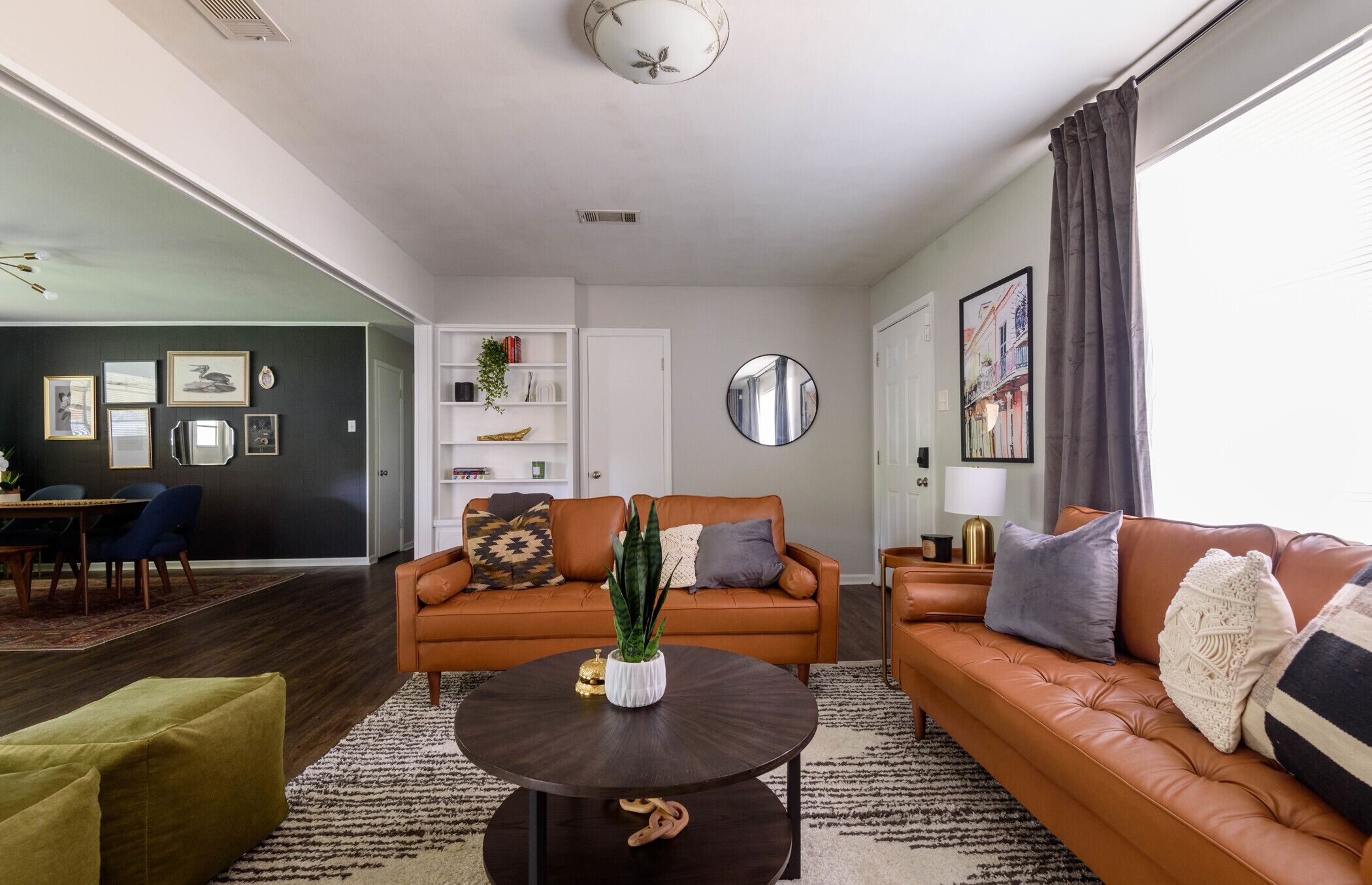 ☑️ Centrally located
☑️ KING BEDS
☑️ Fast Wifi