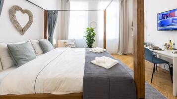 1 habitación, caja de seguridad en la habitación y escritorio