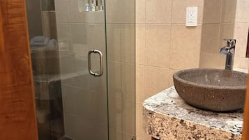 Junior Room, 1 Bedroom, Non Smoking, Garden View | Bathroom