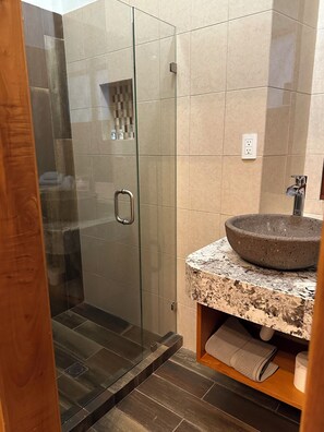 Habitación junior, 1 habitación, para no fumadores, vista al jardín | Baño | Regadera, regadera tipo lluvia, secadora de cabello, toallas