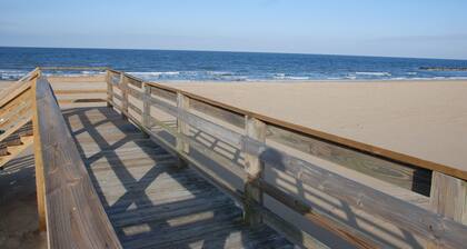 Cozy Suite - Pet friendly, Beach Side by RedAwning