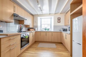 雪櫃、微  波爐、焗爐、電熱水壺