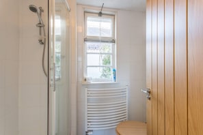 Badekar, hårføner, håndklær og såpe