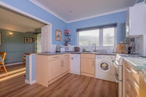 Kylskåp, mikrovågsugn, ugn och diskmaskin