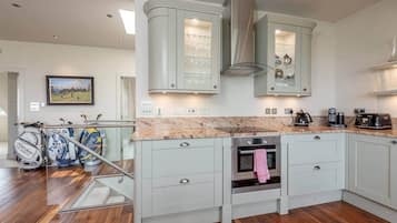 Refrigerador, microondas, horno, lavavajillas