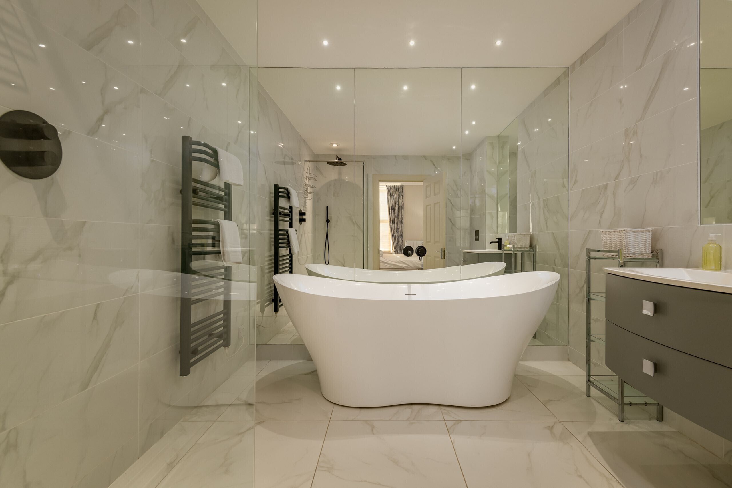 Badewanne, Haartrockner, Handtücher, Seife