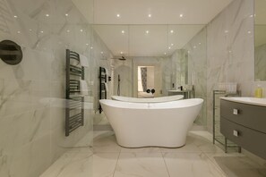 Badekar, hårtørrer, håndklæder, Sæbe