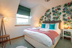 5 bedrooms, iron/ironing board, free WiFi, bed sheets
