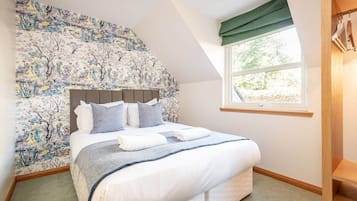 5 bedrooms, iron/ironing board, free WiFi, bed sheets