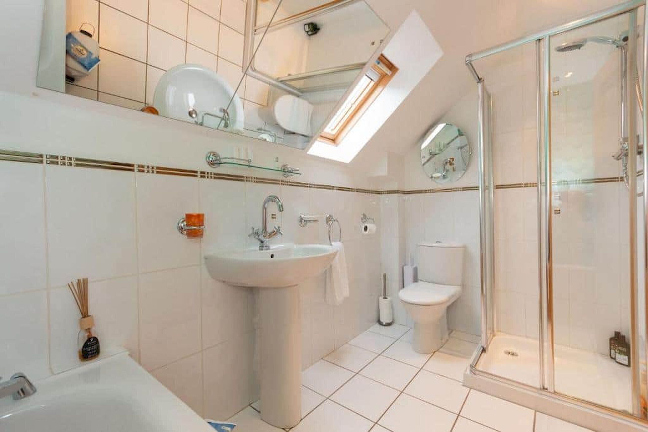 Badekar, hårføner, håndklær og såpe