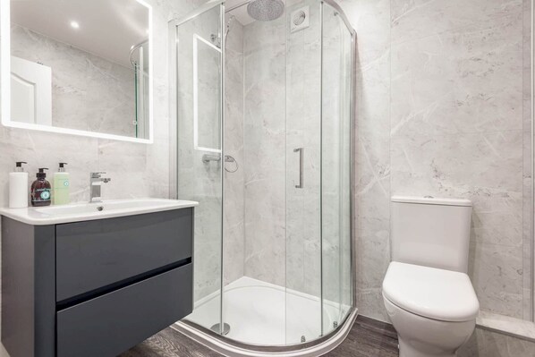 Shower, hair dryer, towels, soap - Achanair Cottage (St Andrews)