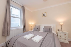 2 bedrooms, iron/ironing board, free WiFi, bed sheets - Achanair Cottage (St Andrews)