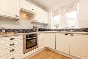 Kjøleskap, mikrobølgeovn, ovn og oppvaskmaskin