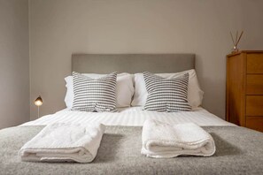 3 bedrooms, iron/ironing board, free WiFi, bed sheets - Lockhart House (St Andrews)