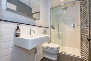 Bathtub, hair dryer, towels - Lockhart House (St Andrews)